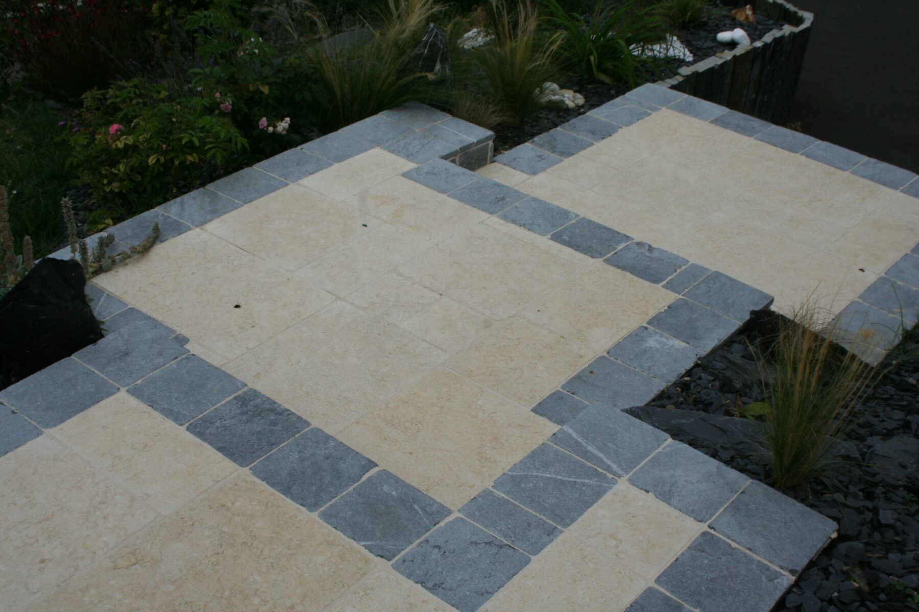 Maçonnerie paysagère réalisée par AUX 1001 SAISONS : création de murets, bordures et allées de jardin